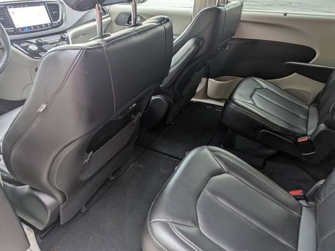 Used 2023 Chrysler Pacifica Touring-L FWD image 25