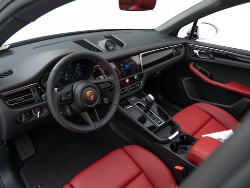 Certified 2025 Porsche Macan image 4