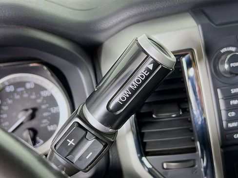 Used 2017 Nissan Titan SV image 16