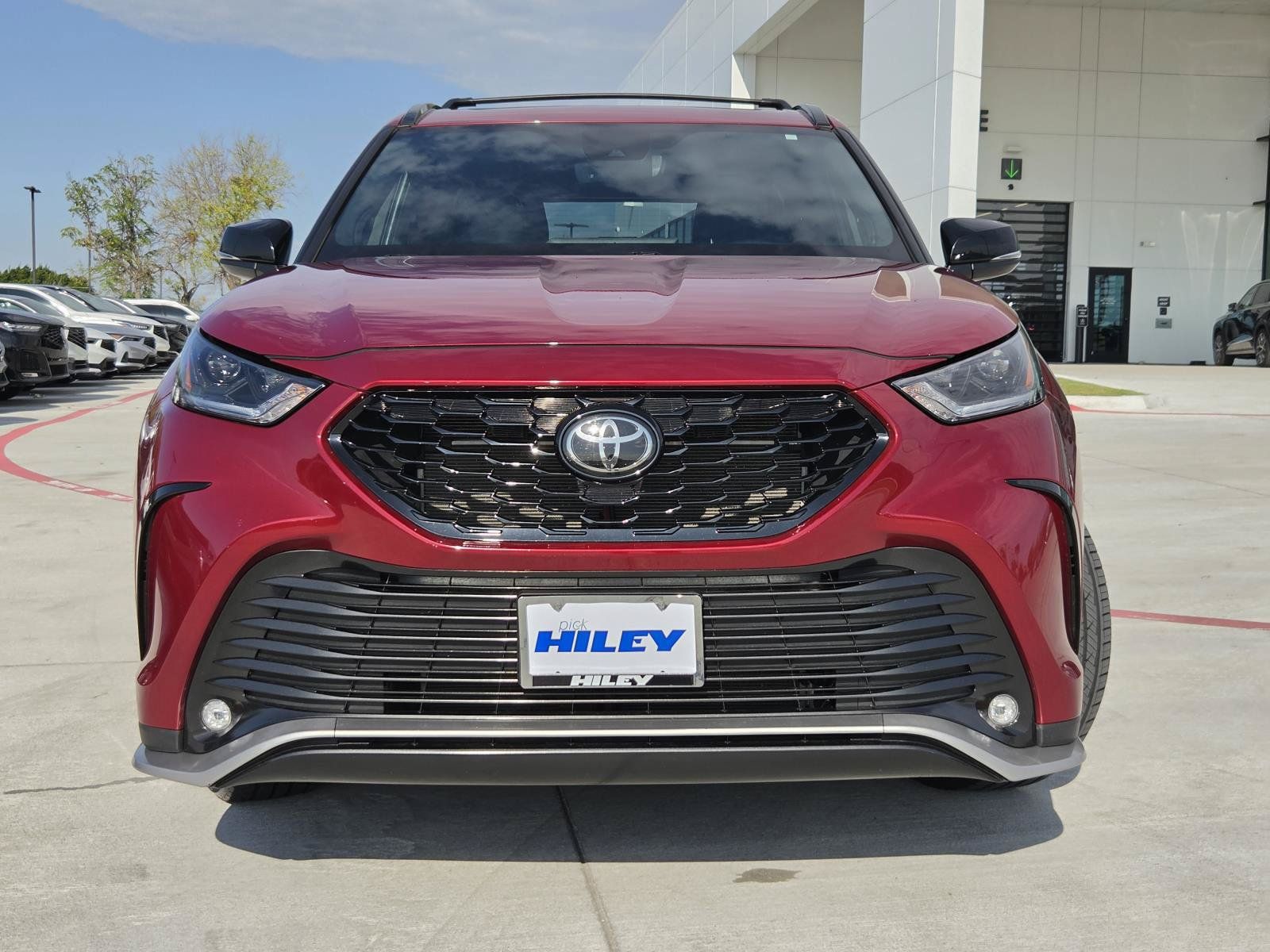 Used 2023 Toyota Highlander XSE AWD/4WD image 2