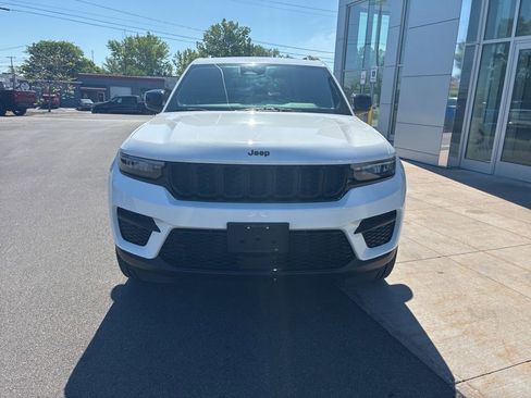 Used 2023 Jeep Grand Cherokee Altitude AWD/4WD image 6