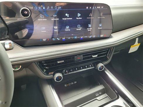 New 2025 Chevrolet Suburban Premier image 18