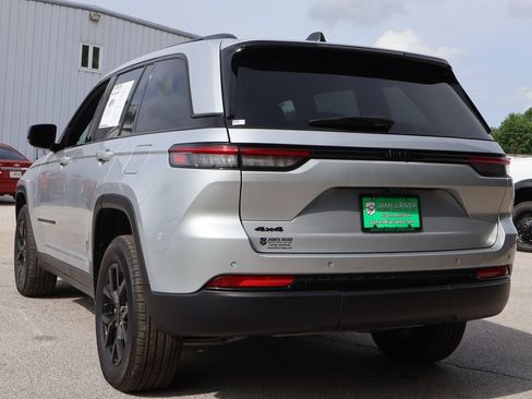 Used 2025 Jeep Grand Cherokee Altitude AWD/4WD image 3