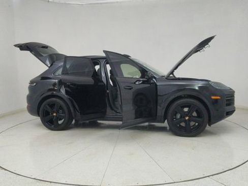 Used 2025 Porsche Cayenne w/ Premium Package image 73