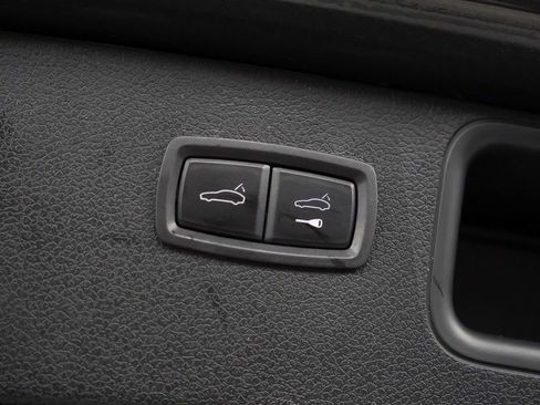 Certified 2025 Porsche Macan AWD/4WD image 14