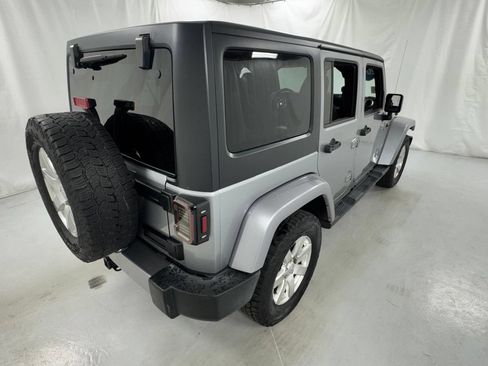 Used 2018 Jeep Wrangler Unlimited Sahara w/ Connectivity Group AWD/4WD image 3
