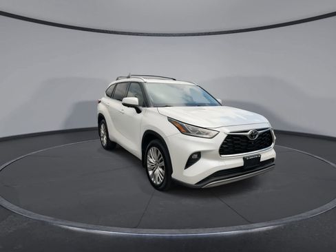 Used 2023 Toyota Highlander Platinum AWD/4WD image 2