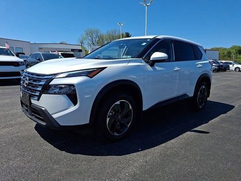 Used 2024 Nissan Rogue SV AWD/4WD image 3