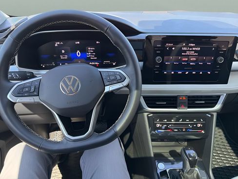 Used 2025 Volkswagen Taos SE AWD/4WD image 11