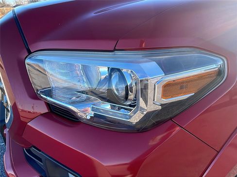 Used 2019 Toyota Tacoma TRD Sport image 9