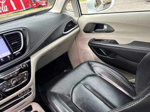 Used 2022 Chrysler Pacifica Touring-L FWD image 21