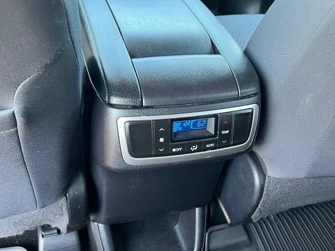 Used 2019 Toyota Highlander LE AWD/4WD image 18