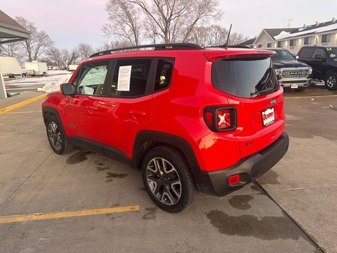 Used 2018 Jeep Renegade Latitude w/ Cold Weather Group image 3