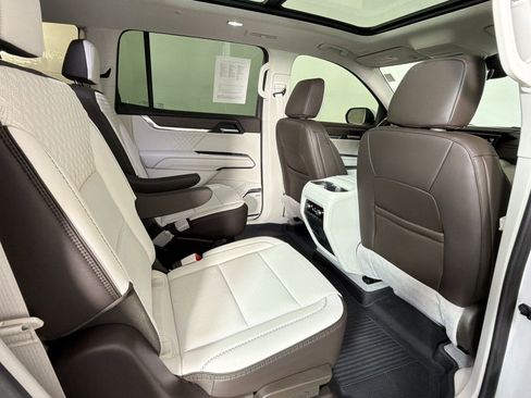 Used 2024 GMC Acadia Denali w/ Super Cruise Package FWD image 30