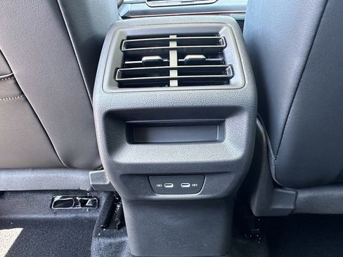 New 2025 Volkswagen Tiguan SE image 7