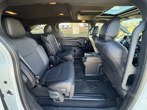 Used 2025 Toyota Sienna Platinum image 29