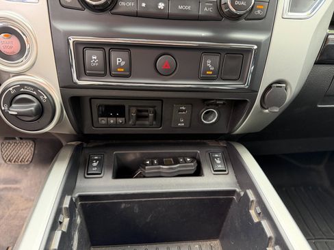 Used 2018 Nissan Titan SV w/ SV Convenience Package image 21