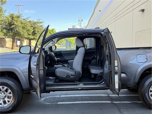 Used 2018 Toyota Tacoma SR5 AWD/4WD image 23