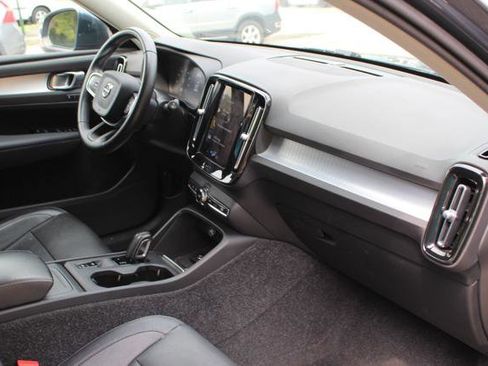 Used 2021 Volvo XC40 T4 Momentum image 25