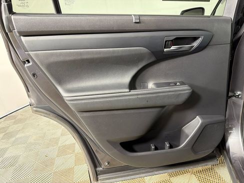 Used 2021 Toyota Highlander XLE FWD image 23