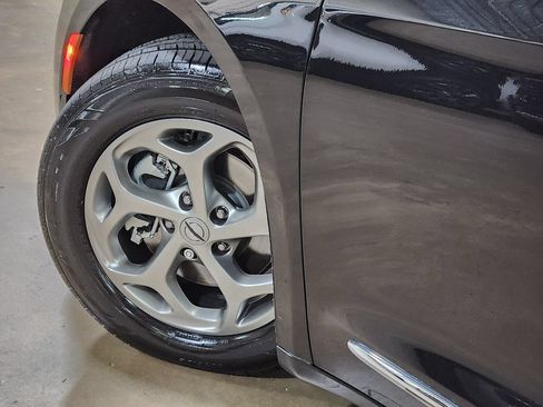 Used 2023 Chrysler Pacifica Limited w/ Uconnect Theater Family Group FWD image 23