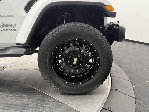 Used 2018 Jeep Wrangler Unlimited Sahara AWD/4WD image 10