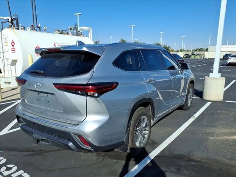 Used 2022 Toyota Highlander Limited image 3