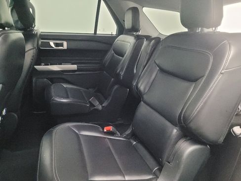 Used 2021 Ford Explorer XLT w/ Equipment Group 202A AWD/4WD image 18