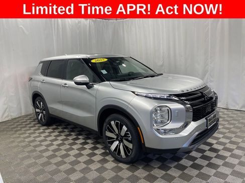 New 2025 Mitsubishi Outlander SE image 2