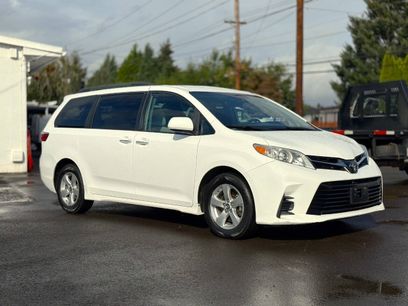 Used 2020 Toyota Sienna LE w/ LE Preferred Package