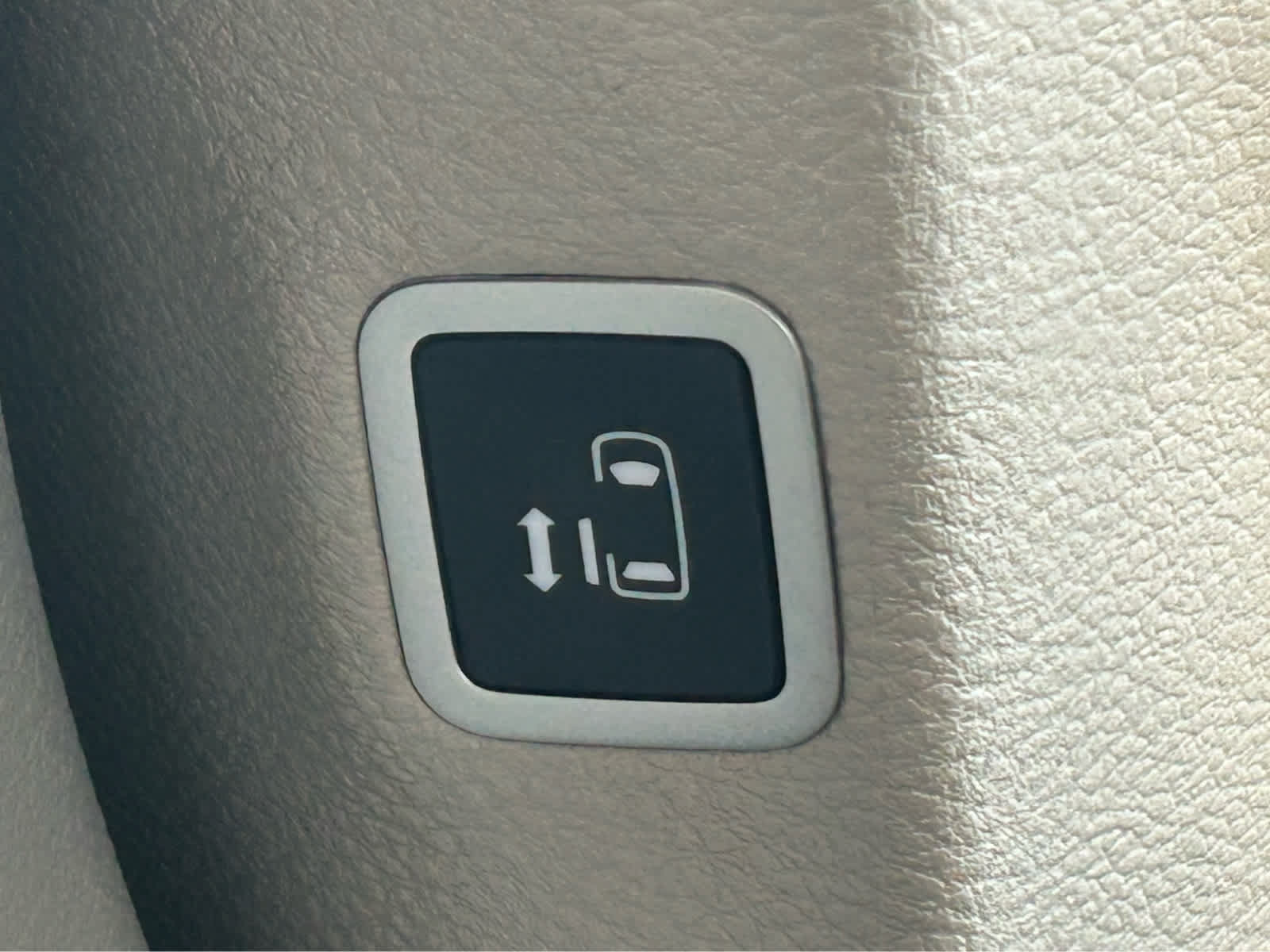 Used 2024 Chrysler Pacifica Touring-L FWD image 16