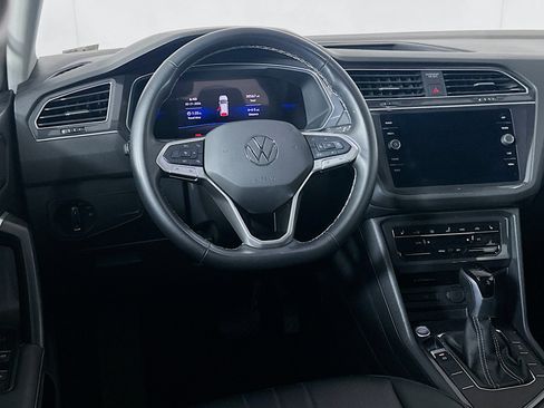Used 2024 Volkswagen Tiguan SE image 17