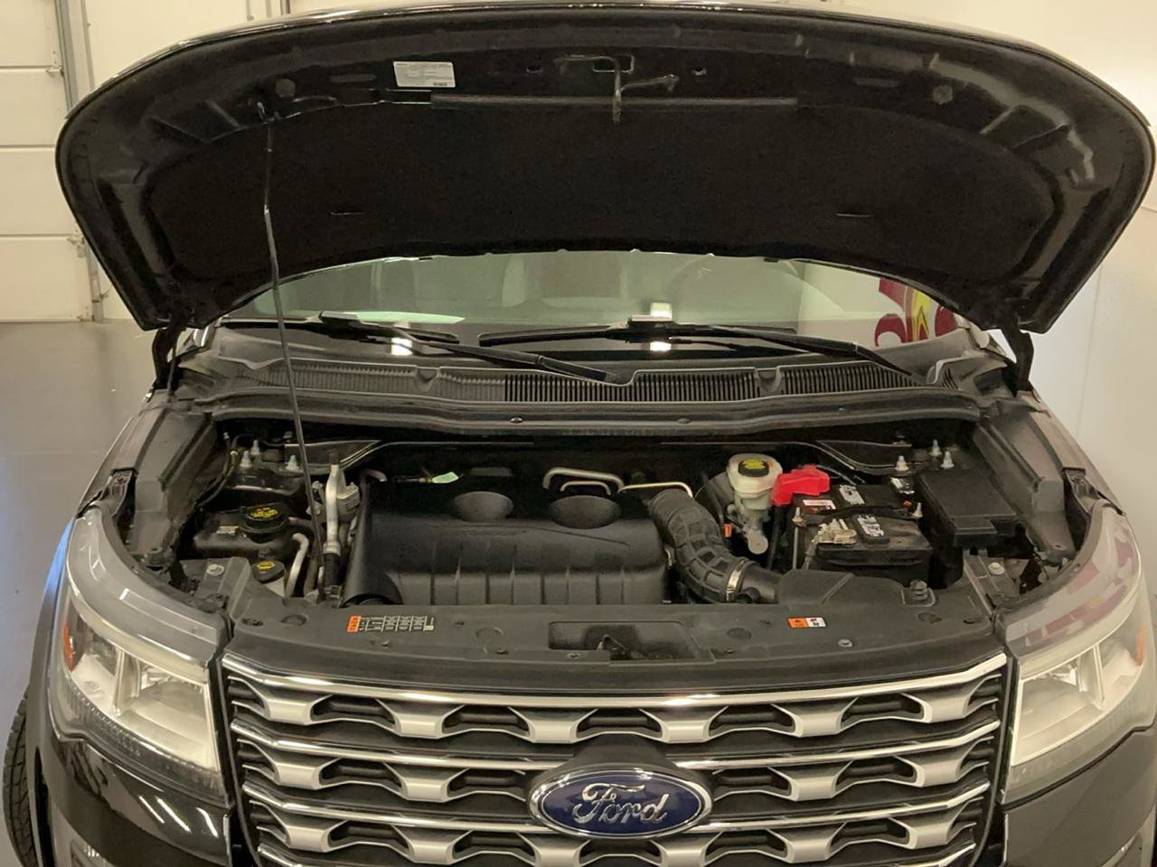 Used 2017 Ford Explorer Limited w/ Equipment Group 303A AWD/4WD image 28