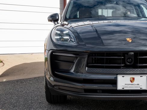 Certified 2025 Porsche Macan AWD/4WD image 11
