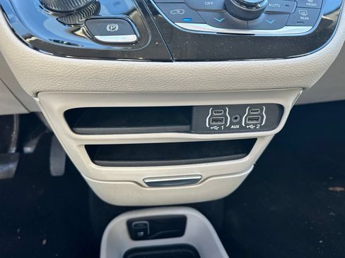 Used 2023 Chrysler Pacifica Touring-L FWD image 13