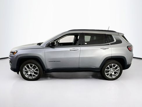 Used 2022 Jeep Compass Latitude w/ Sun and Sound Group AWD/4WD image 8