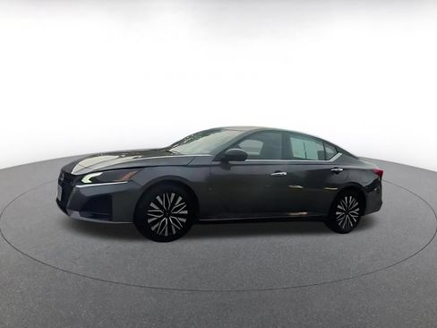 Used 2025 Nissan Altima 2.5 SV FWD image 8