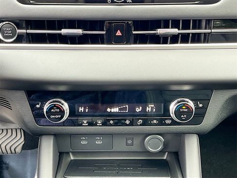 New 2025 Mitsubishi Outlander SE image 15