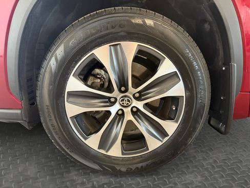 Used 2023 Toyota Highlander XLE AWD/4WD image 9