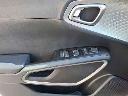 Used 2023 Kia Soul LX w/ LX Technology Package FWD image 12