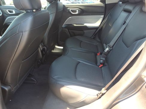 Used 2022 Jeep Compass Latitude w/ Sun and Sound Group AWD/4WD image 13