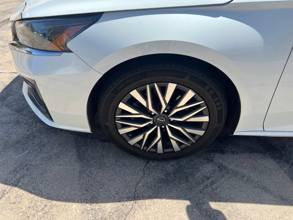 Used 2024 Nissan Altima 2.5 SV FWD image 2