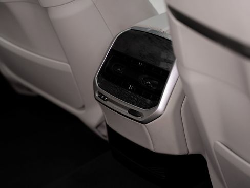 Used 2023 BMW i7 xDrive60 w/ Executive Package 2 image 71