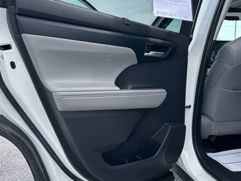Used 2021 Toyota Highlander XLE image 38