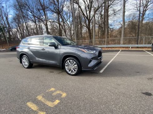 Certified 2025 Toyota Highlander Platinum image 7