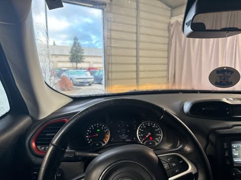 Used 2016 Jeep Renegade Trailhawk image 22