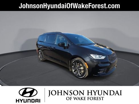Used 2022 Chrysler Pacifica Limited w/ S Appearance Package image 2