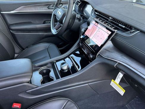 New 2025 Jeep Grand Cherokee Limited w/ Luxury Tech Group II image 16