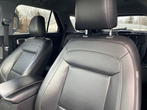 Used 2022 Ford Explorer XLT w/ Equipment Group 202A image 13