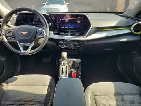 Used 2024 Chevrolet Trax LT w/ Sunroof Package FWD image 9